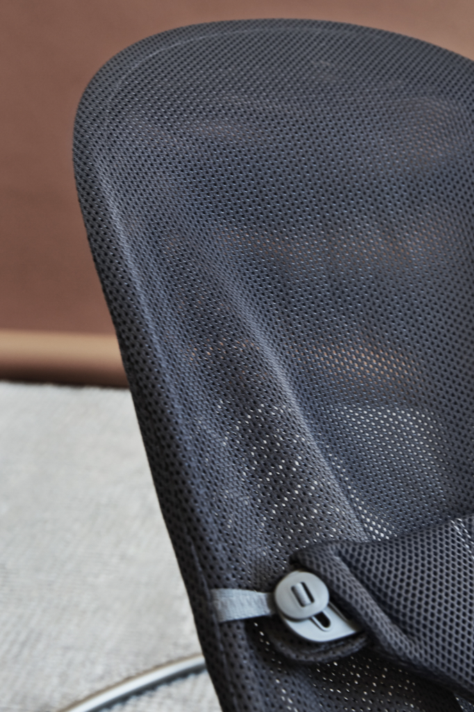 BABYBJORN BLISS MESH LEŽALJKA ANTHRACITE