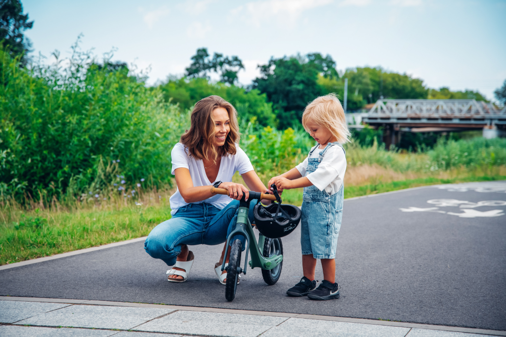 MOMI MIZO BALANS BICIKL ,PINK+MOMI MIMI KACIGA BLACK