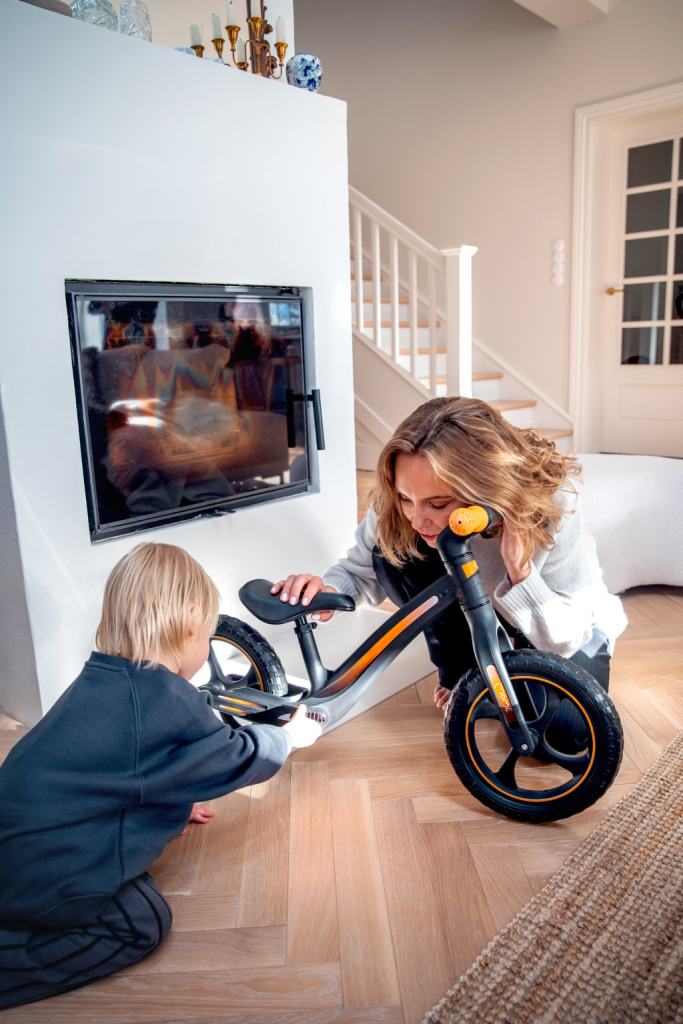 MOMI MIZO BALANS BICIKL ,PINK+MOMI MIMI KACIGA BLACK