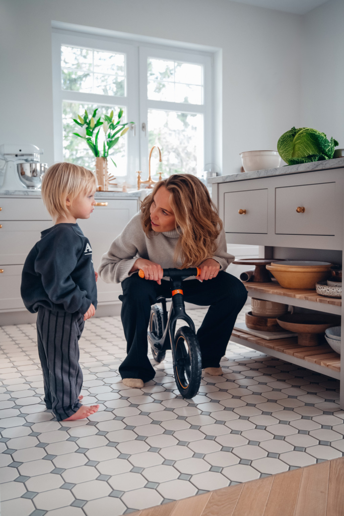 MOMI MIZO BALANS BICIKL ,GREEN+MOMI MIMI KACIGA BLACK