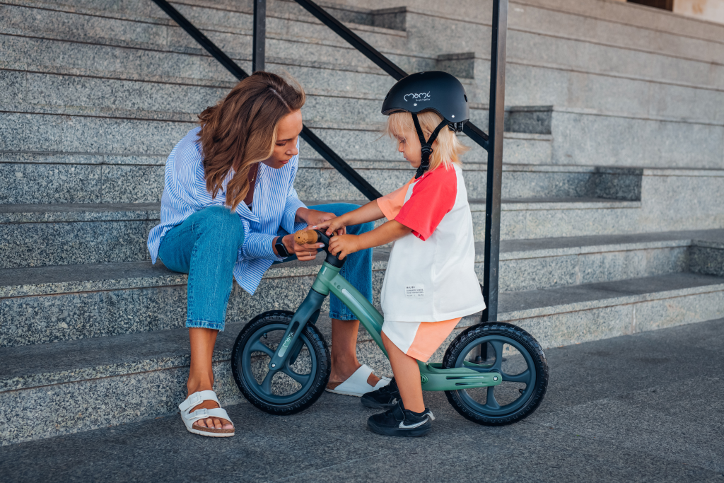 MOMI MIZO BALANS BICIKL ,GREEN+MOMI MIMI KACIGA BLACK