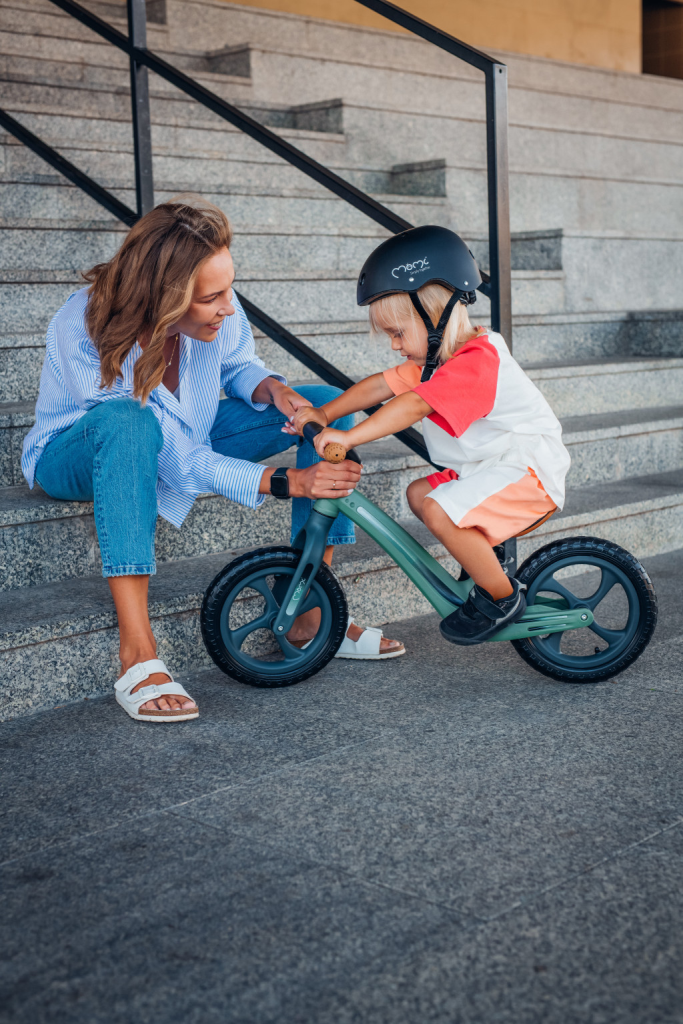 MOMI MIZO BALANS BICIKL ,GREEN+MOMI MIMI KACIGA BLACK