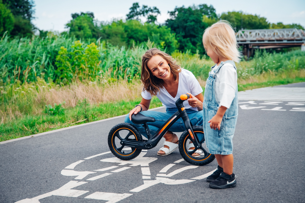 MOMI MIZO BALANS BICIKLO, BLACK+MOMI MIMI KACIGA BLACK