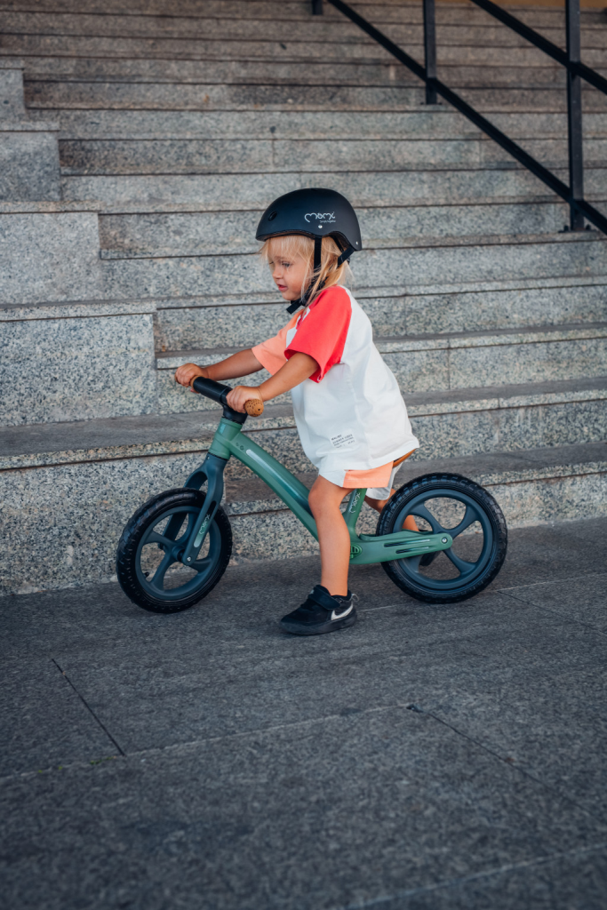 MOMI MIZO BALANS BICIKLO, BLACK+MOMI MIMI KACIGA BLACK