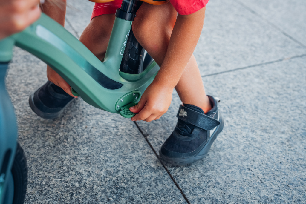 MOMI MIZO BALANS BICIKLO, BLACK+MOMI MIMI KACIGA BLACK