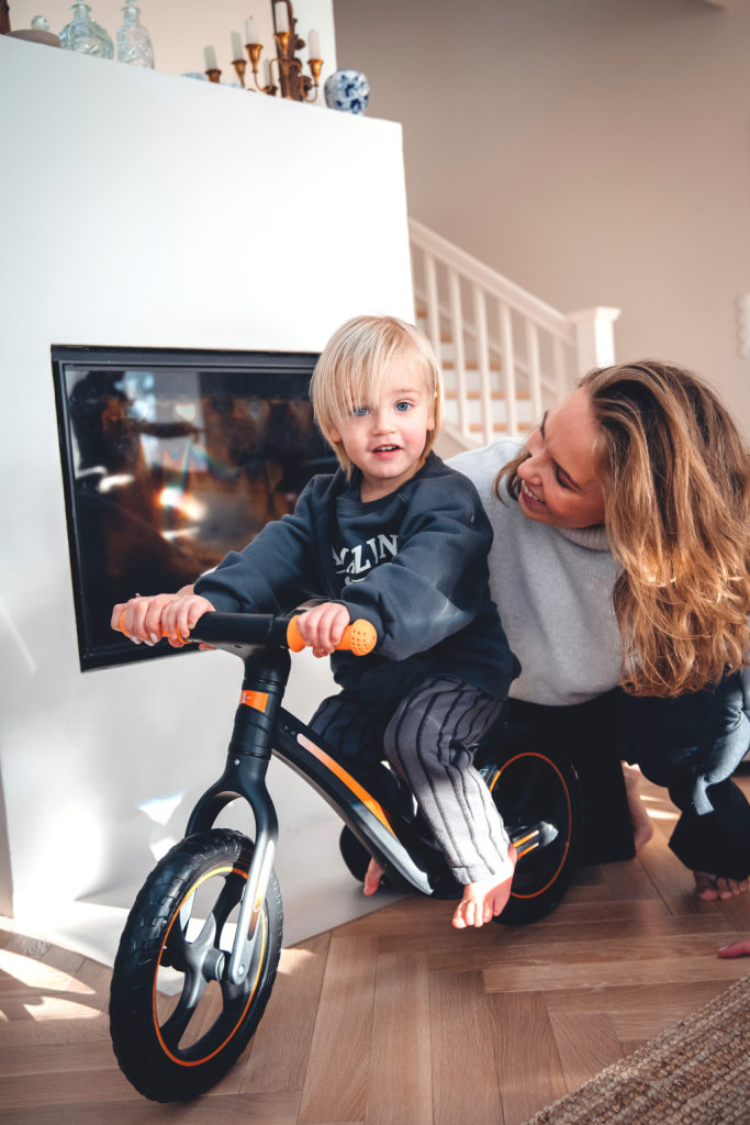 MOMI MIZO BALANS BICIKLO, BLACK+MOMI MIMI KACIGA BLACK