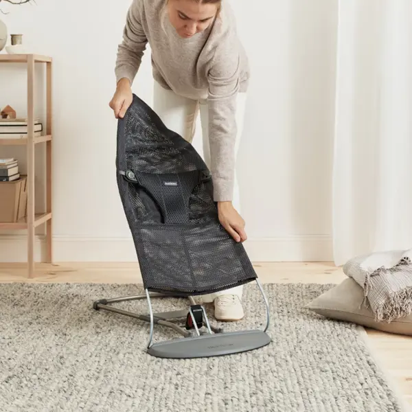 BABYBJORN BLISS MESH LEŽALJKA ANTHRACITE