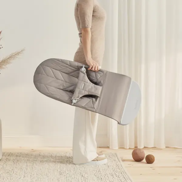 BABYBJORN BLISS COTTON PETAL LEŽALJKA SAND GREY