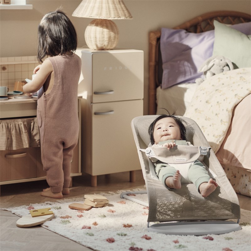 BABYBJORN BLISS MESH LEŽALJKA SAND GREY BEIGE/WHITE