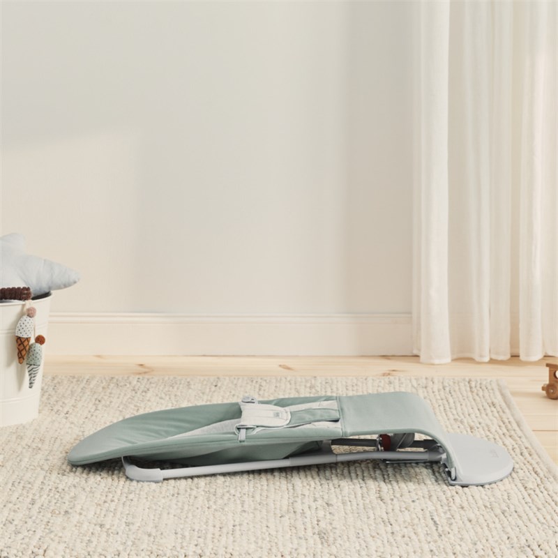 BABYBJORN BALANCE SOFT WOVEN/JERSEY LEŽALJKA, LIGHT SAGE-GRE